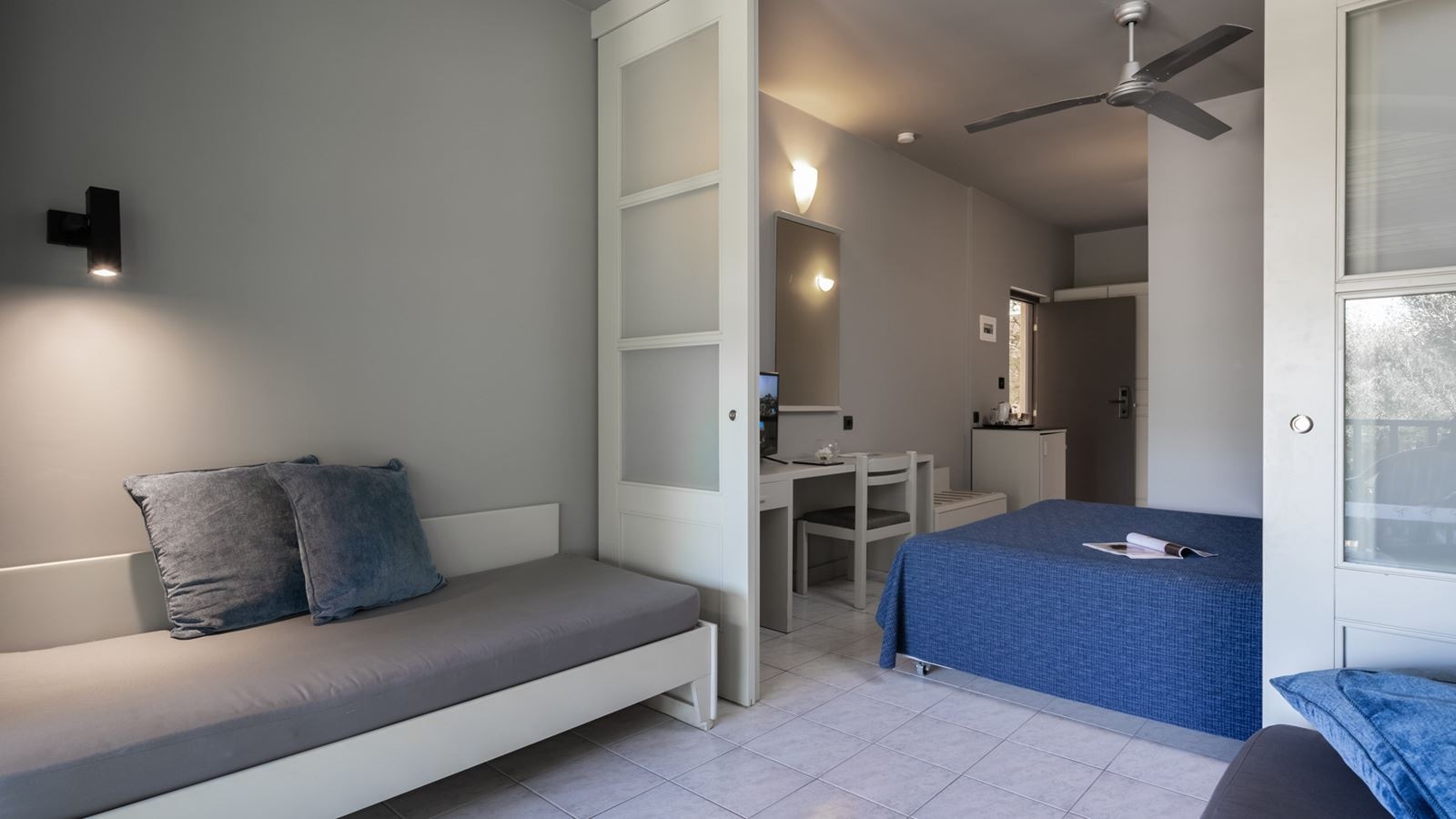 rooms-bungalow-family-room-sliding-doors