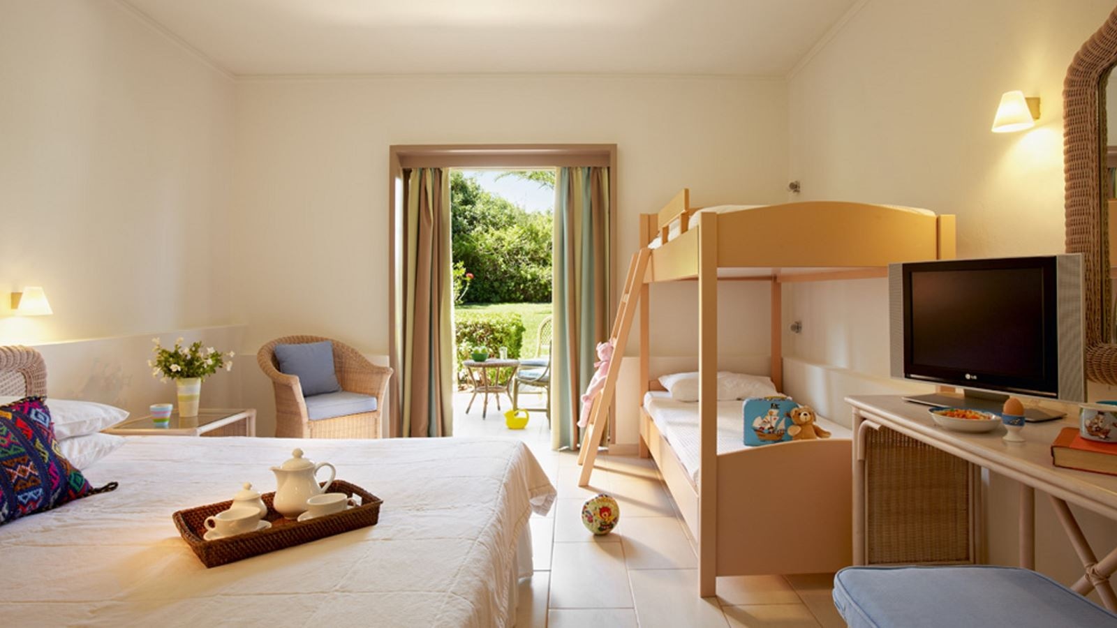 rooms-room-family-garden-view