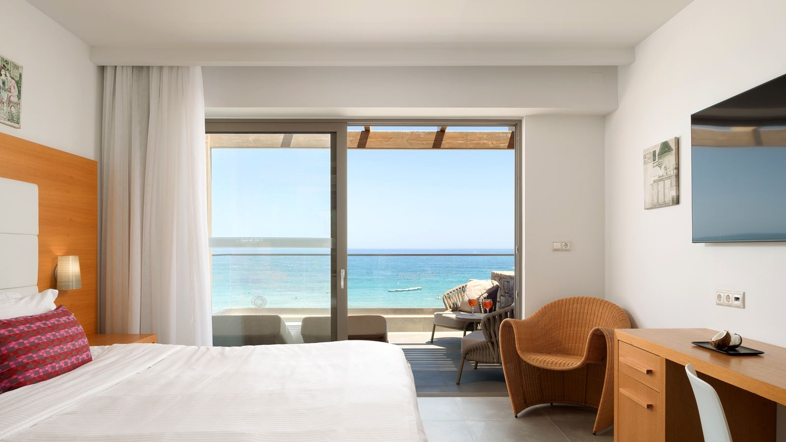 rooms-deluxe-grand-2-bedrooms-beachfront-fsv