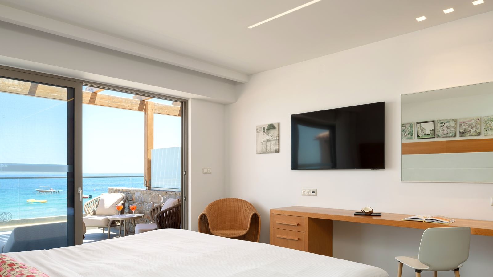 rooms-deluxe-grand-2-bedrooms-beachfront-fsv