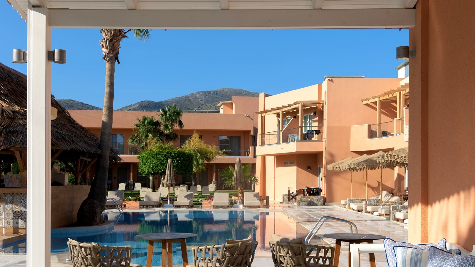 restaurants-tropicana-pool-snack-bar