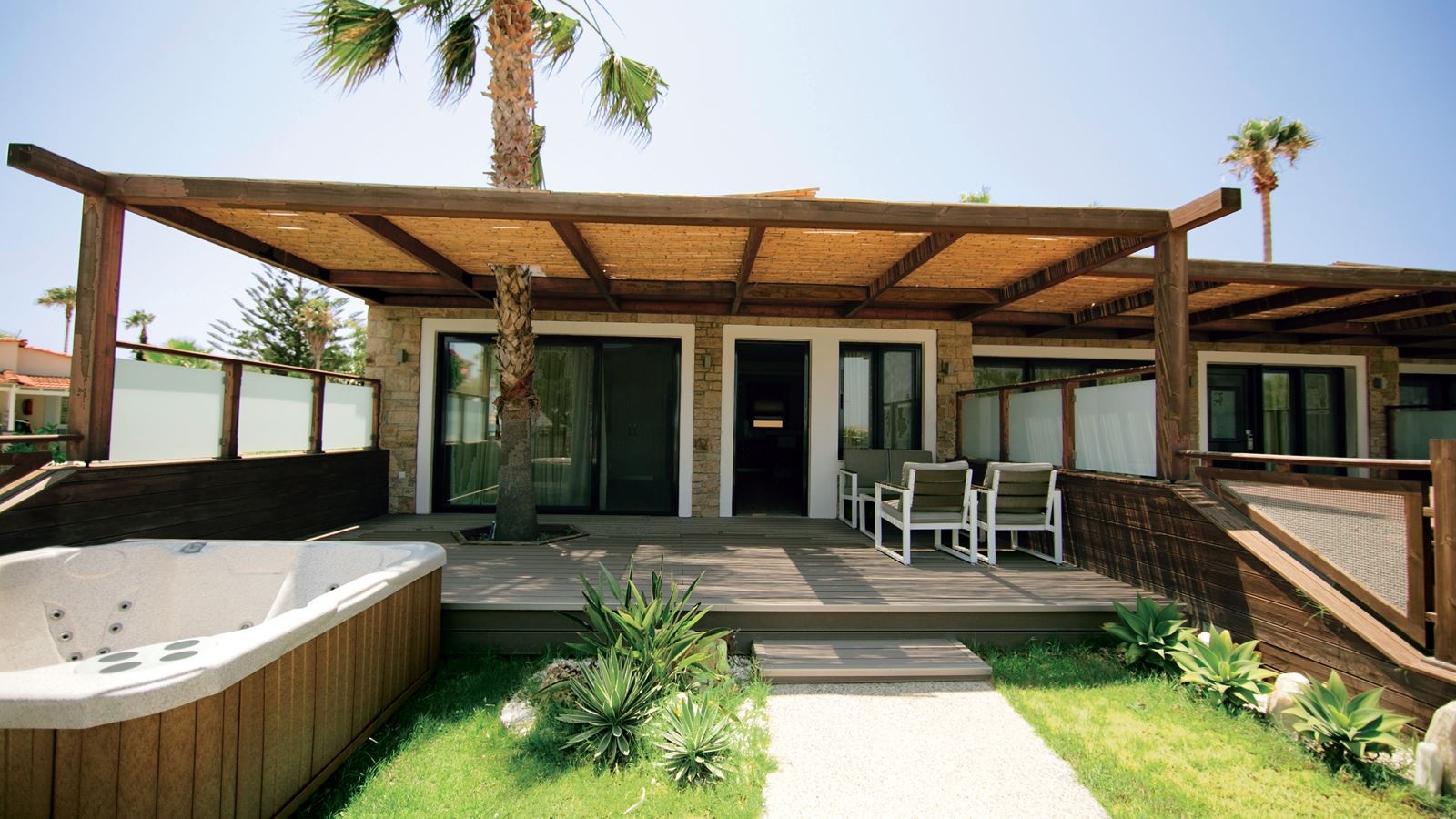 rooms-bungalow-deluxe-beachfront-terrace