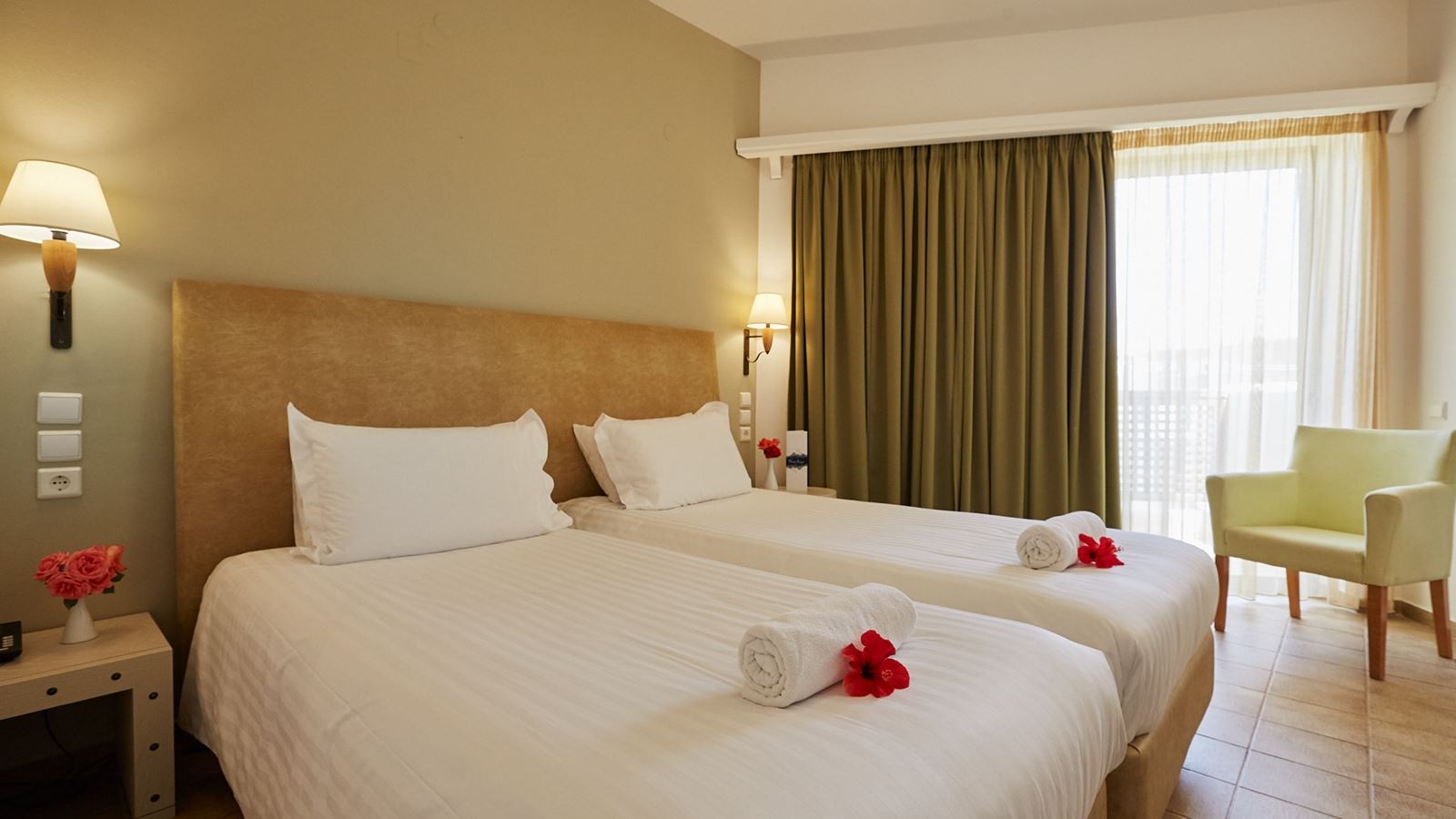 rooms-room-twindouble-pool-view