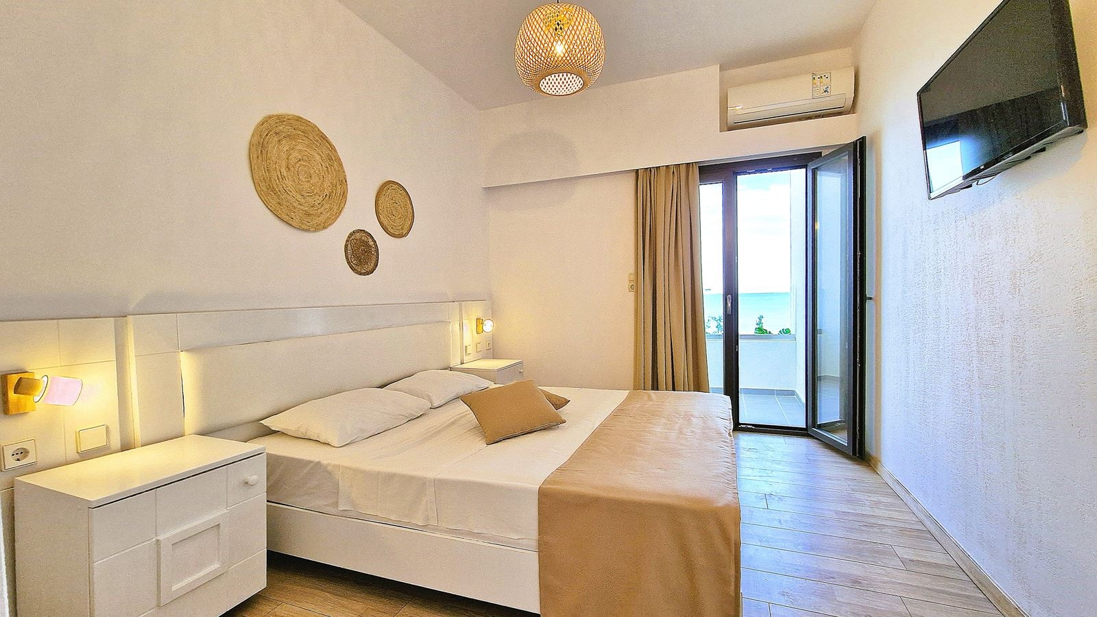 rooms-junior-suite-direct-sea-view-app-40-sqm--balcony-app-10-sqm