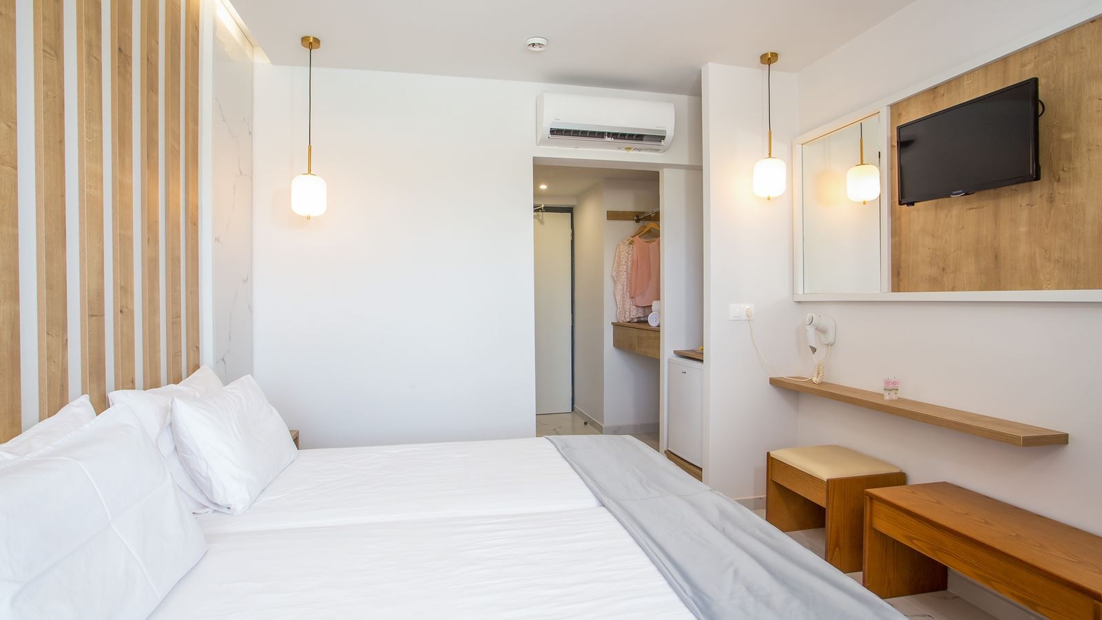 rooms-double-room	with-balcony