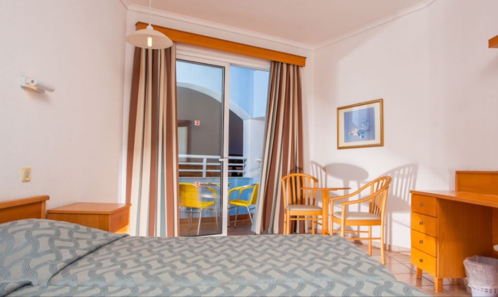 rooms-standard-room--side-sea-view-balcony