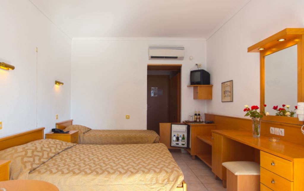 rooms-standard-room--side-sea-view-balcony