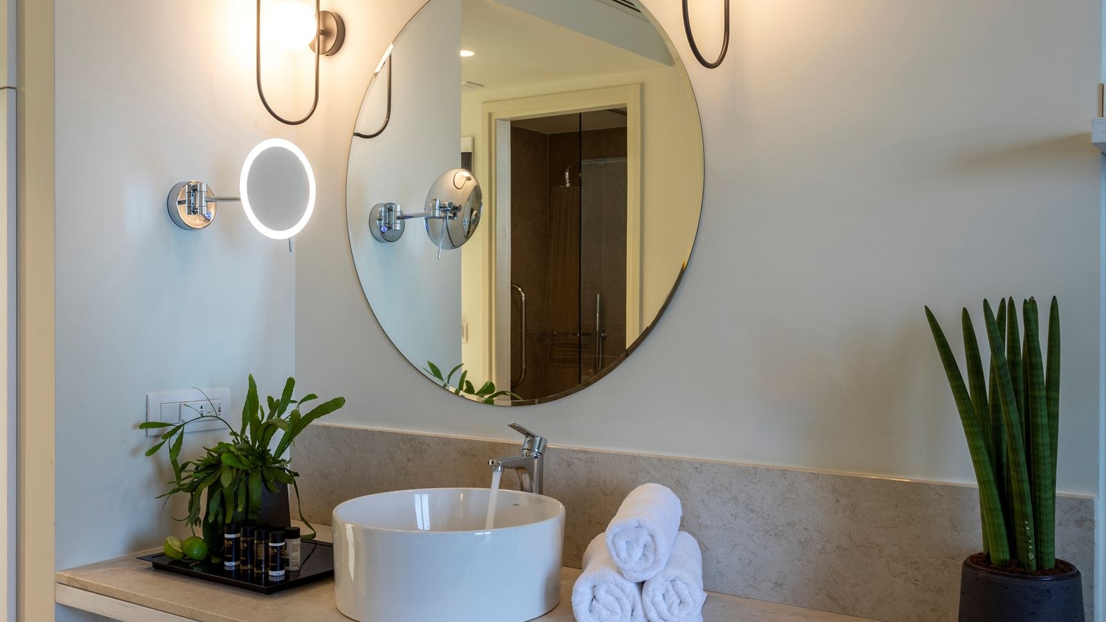 rooms-junior-suite-pool-view