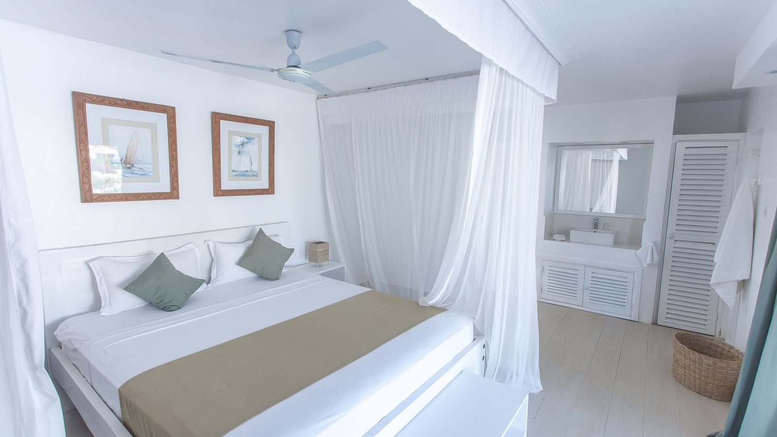 rooms-deluxe-pool-view