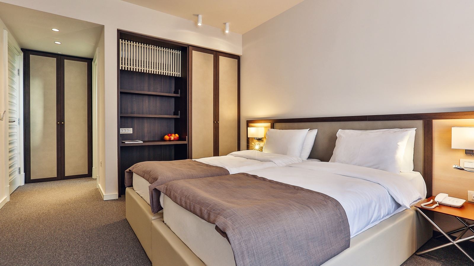 rooms-family-room-with-balcony