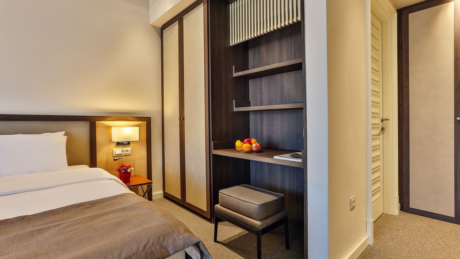 rooms-family-room-with-balcony