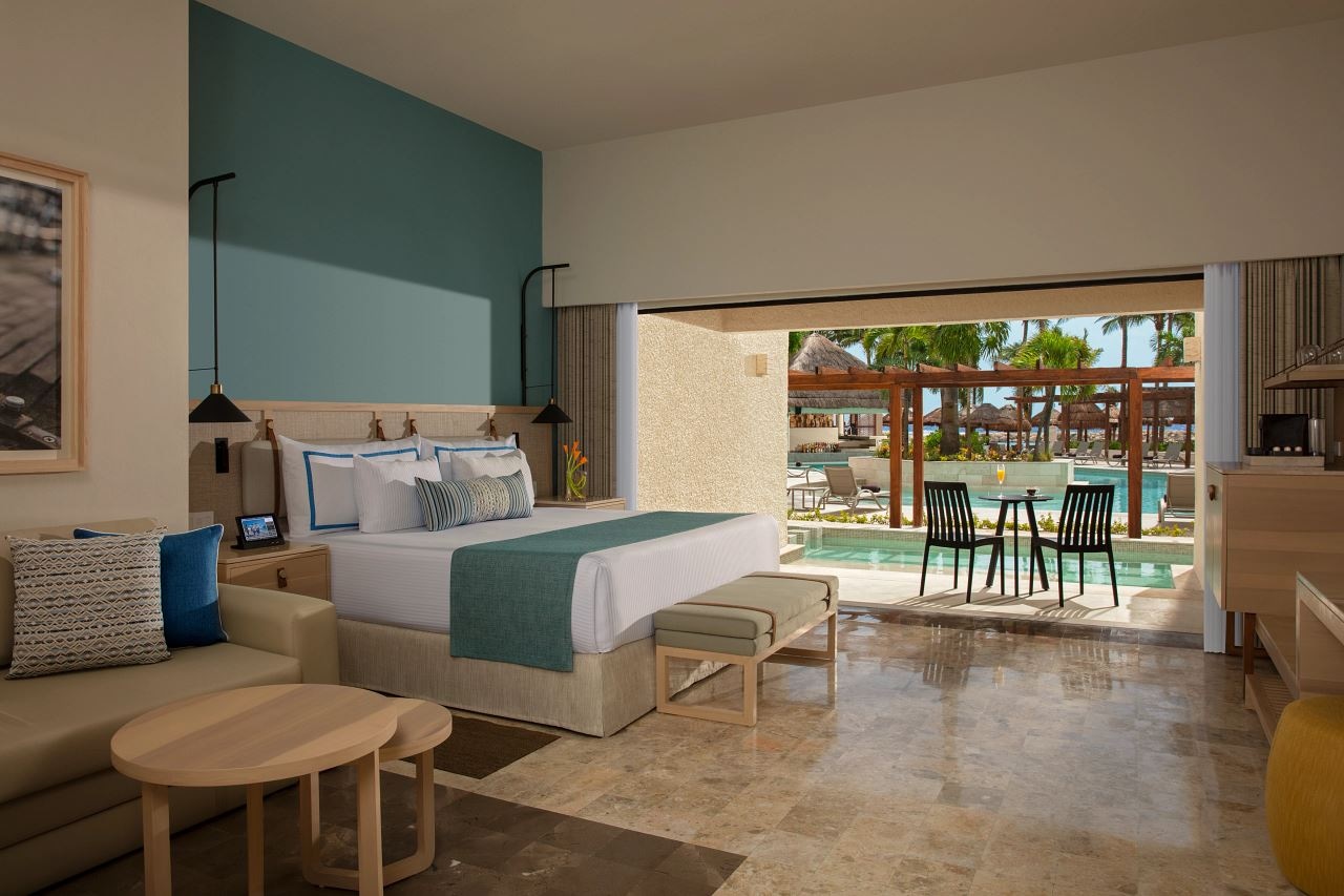 rooms-deluxe-pool-view