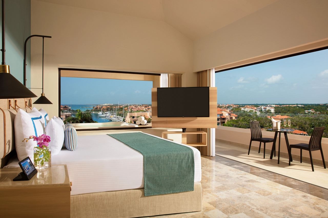rooms-honeymoon-hot-tub-marina-view