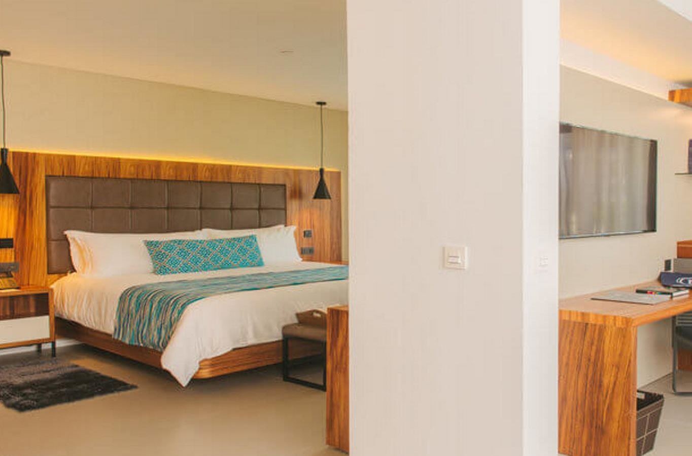 rooms-one-bedroom-suite-outdoor-jacuzzi