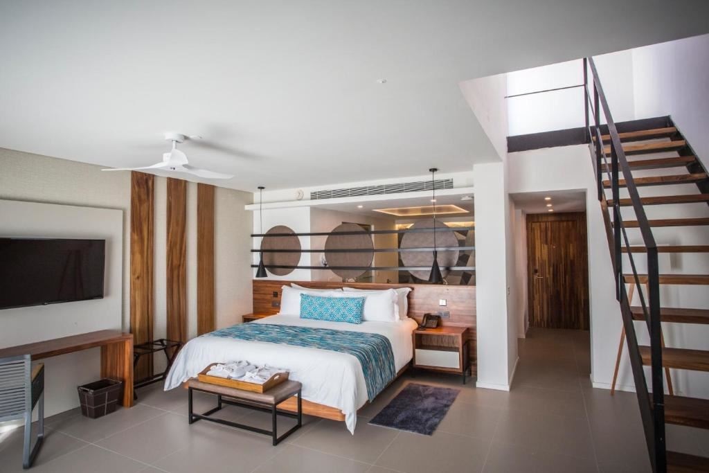 rooms-sky-view-suite-rooftop-with-outdoor-jacuzzi