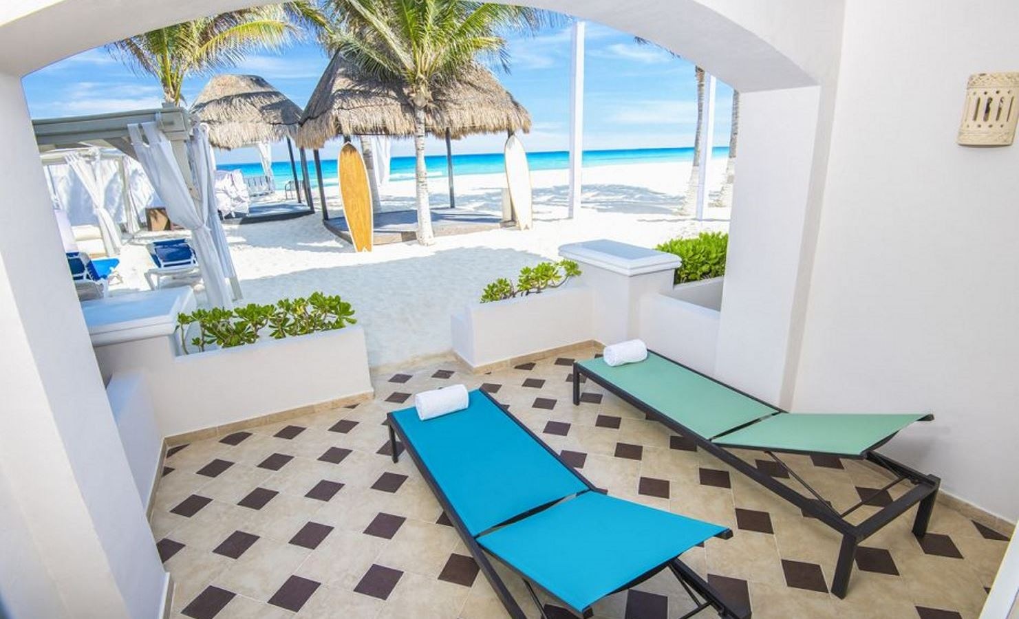 rooms-junior-suite-beachfront-walkout