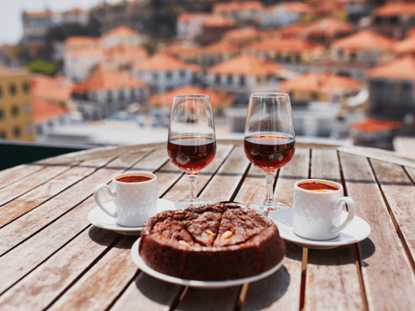 Madeirské víno: Poznejte jedinečnou chuť ostrova věčného jara