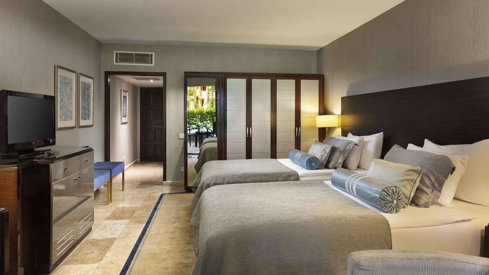 rooms-deluxe-lifestyle-family-room