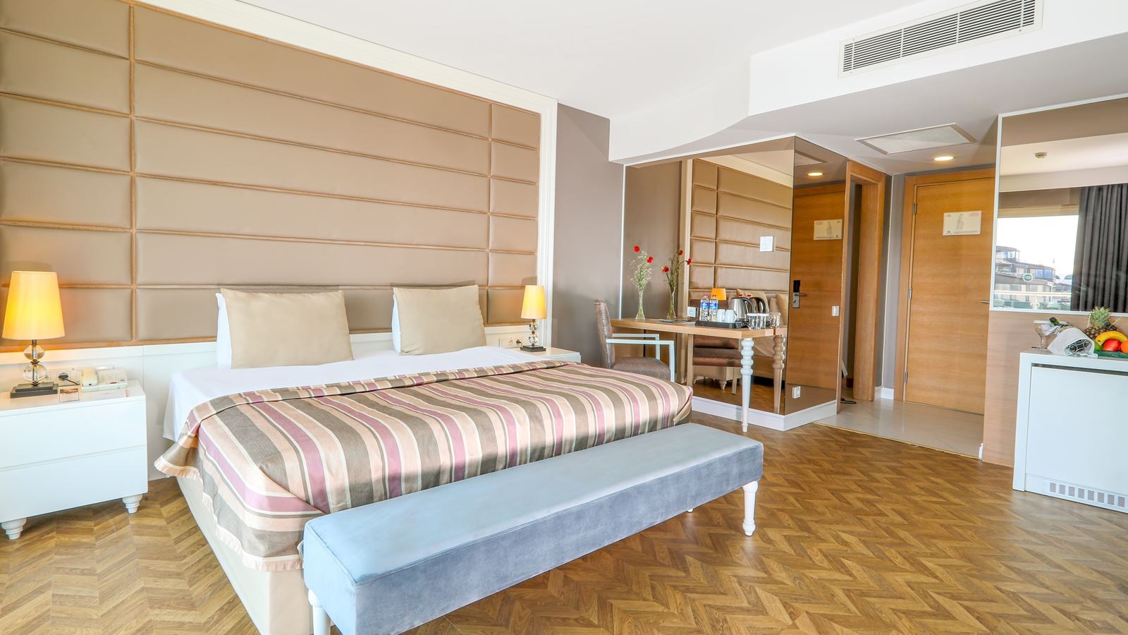 rooms-jacuzzi-suite-room