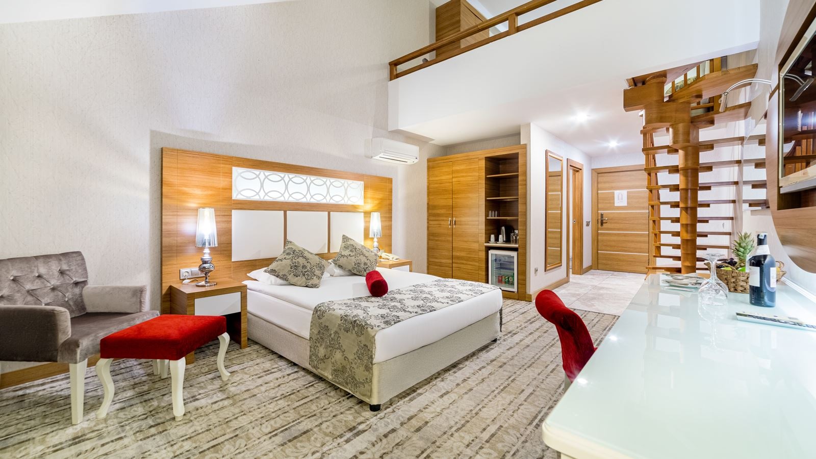 rooms-theodora-building-family-room-2-bedrooms