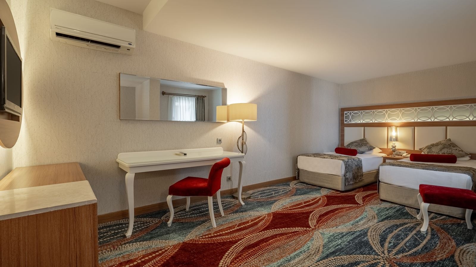 rooms-theodora-building-family-room-2-bedrooms