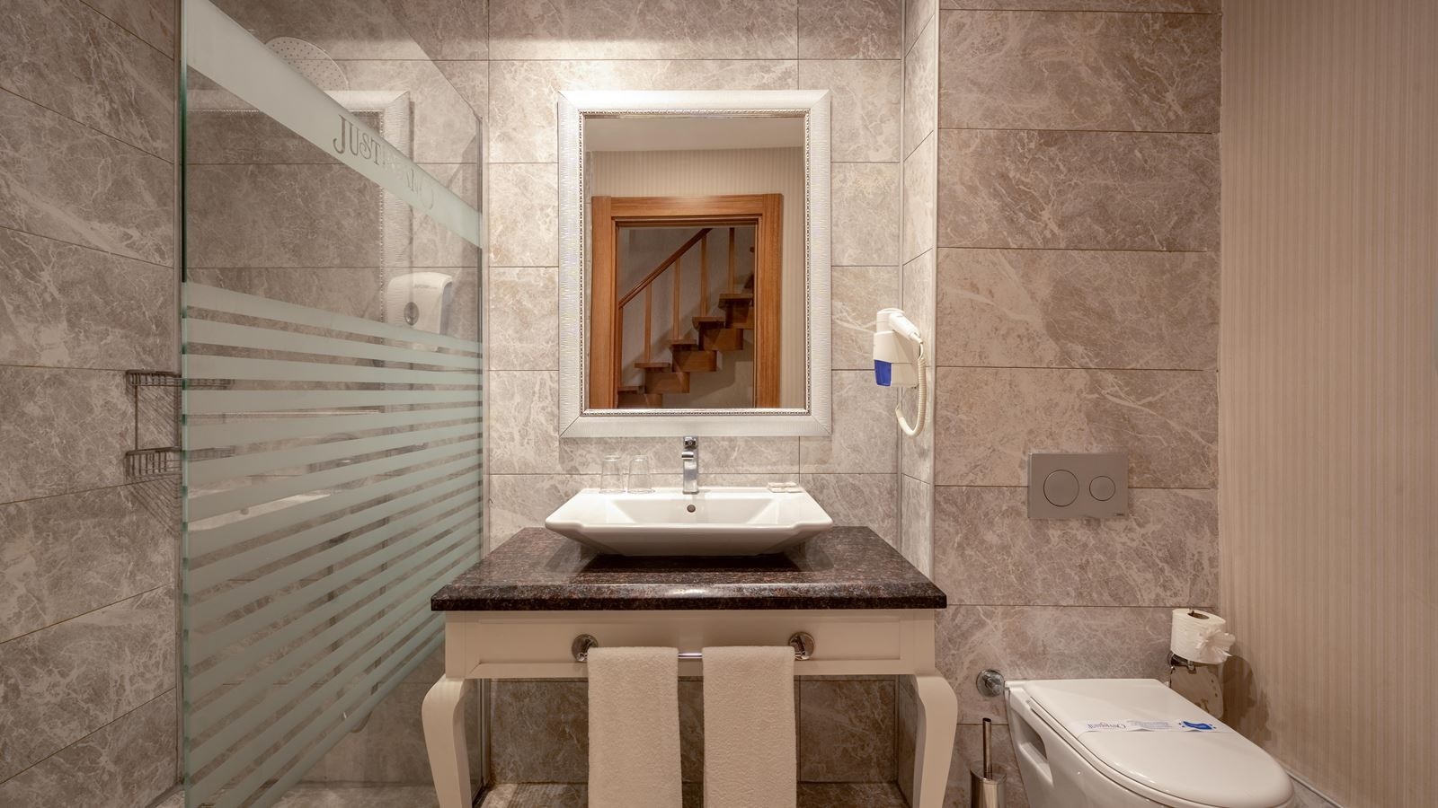 rooms-theodora-building-family-room-2-bedrooms