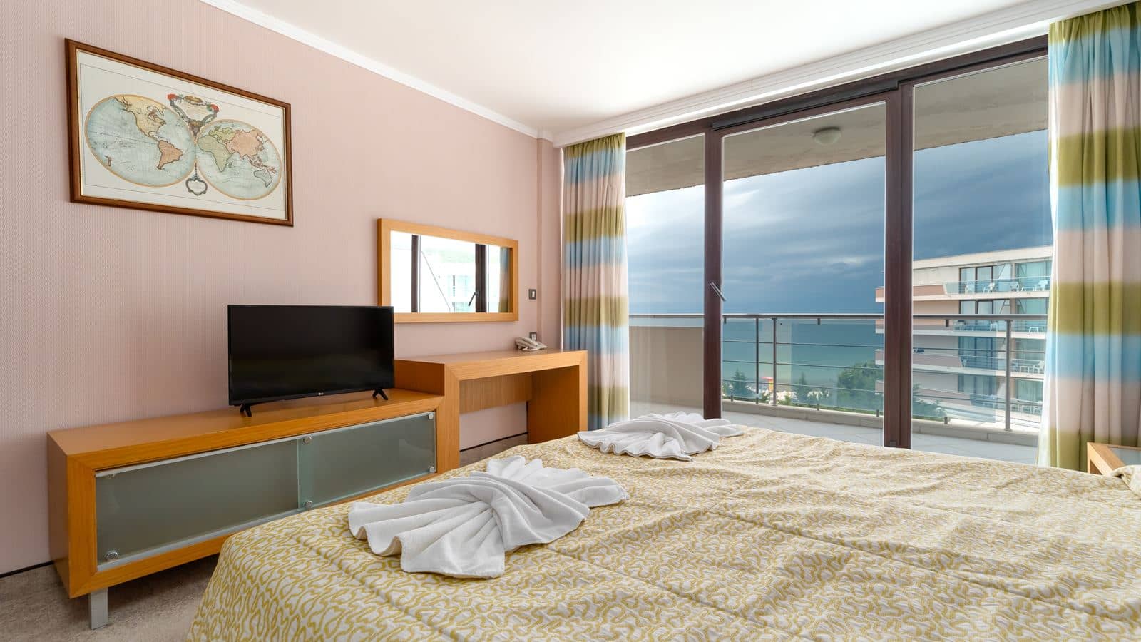 rooms-king-room