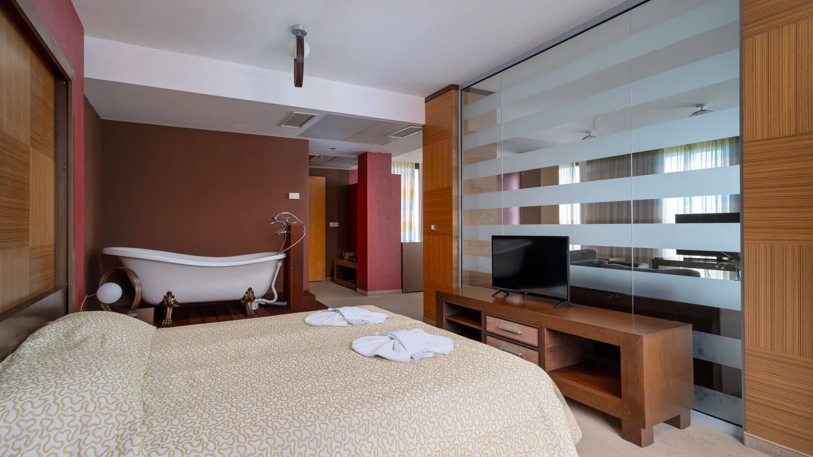 rooms-queen-room