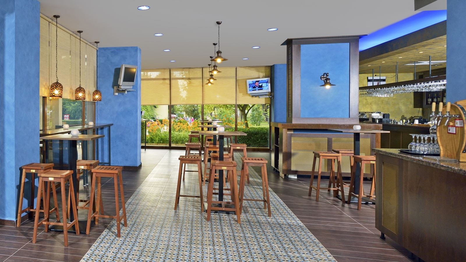 bars-taperia-malecon-from-beg-june-until-end-sept