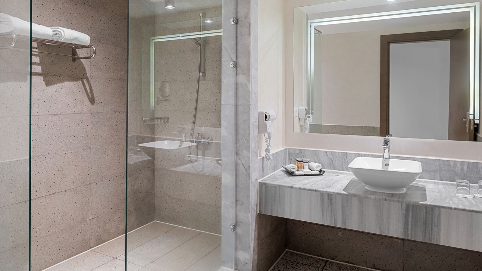 rooms-family-deluxe-garden-view-room