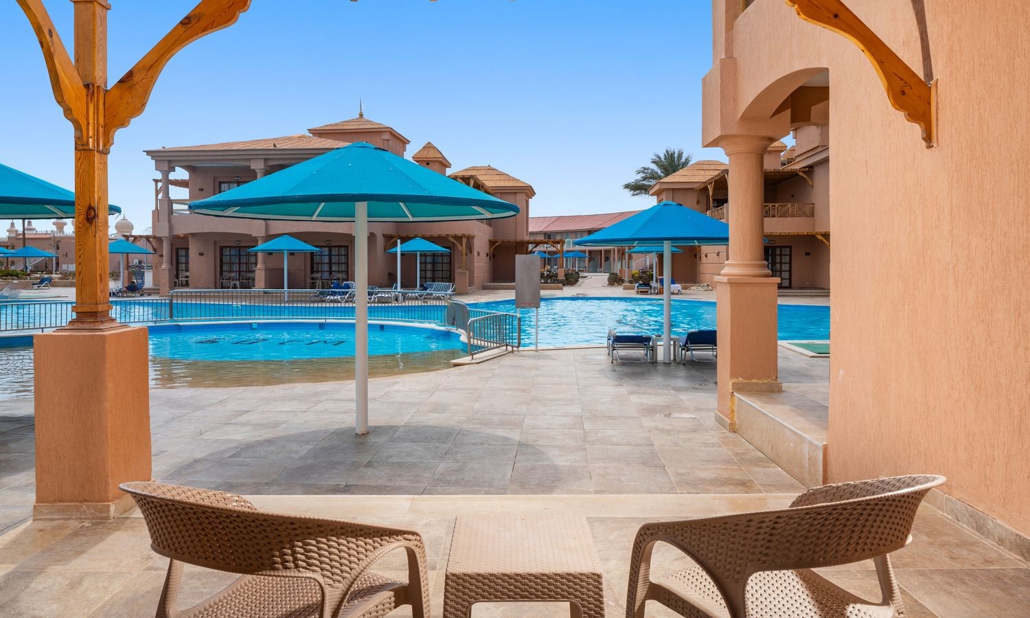 rooms-standard-room-gardenpool-view