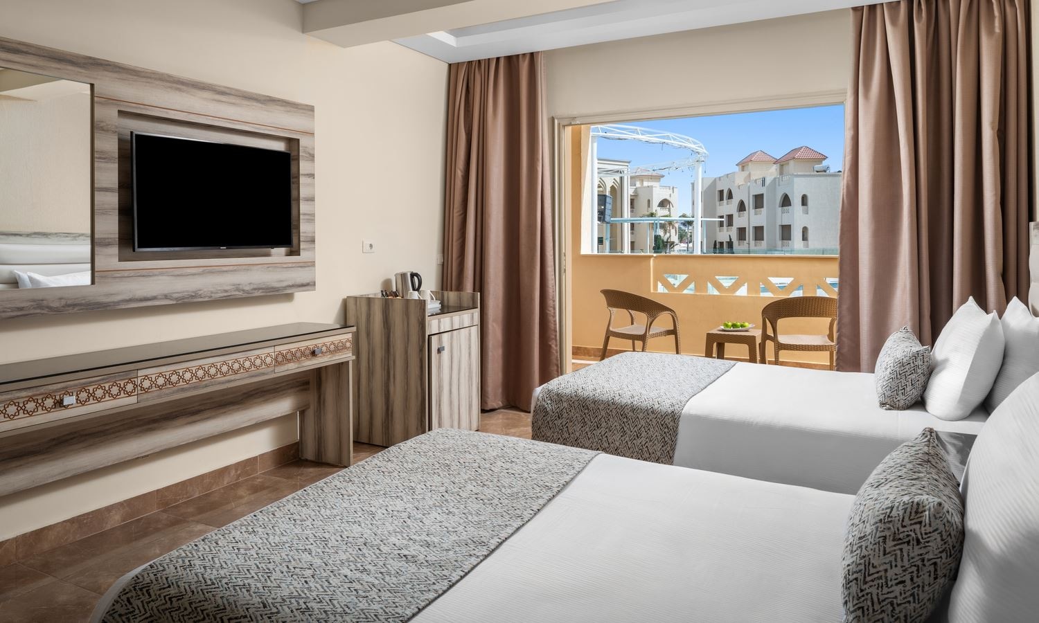 rooms-room-standard-pool-view