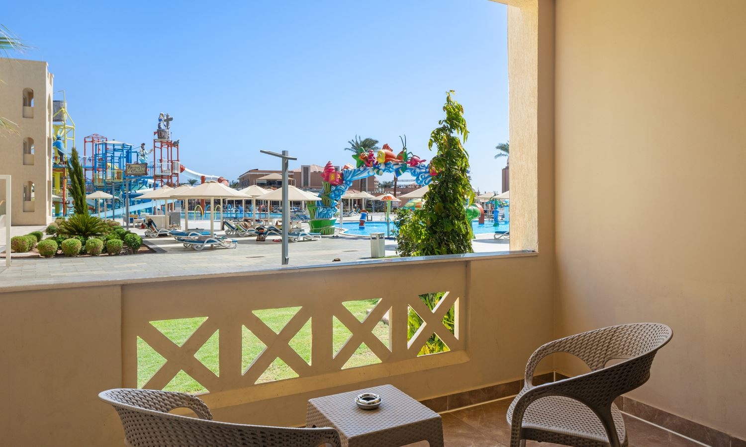 rooms-family-room-pool-view