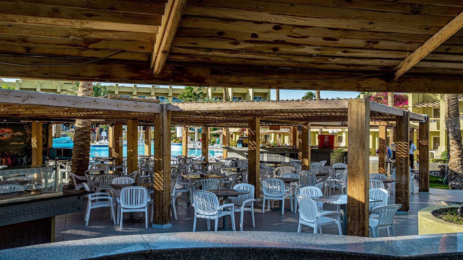 restaurants-oasis-pool-bar