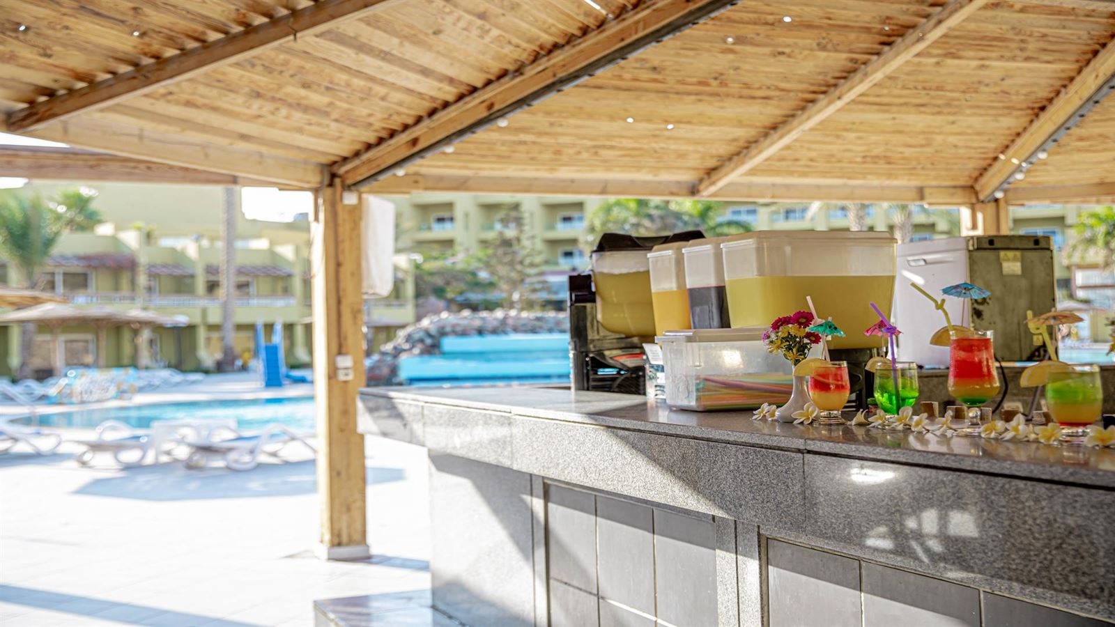 restaurants-oasis-pool-bar