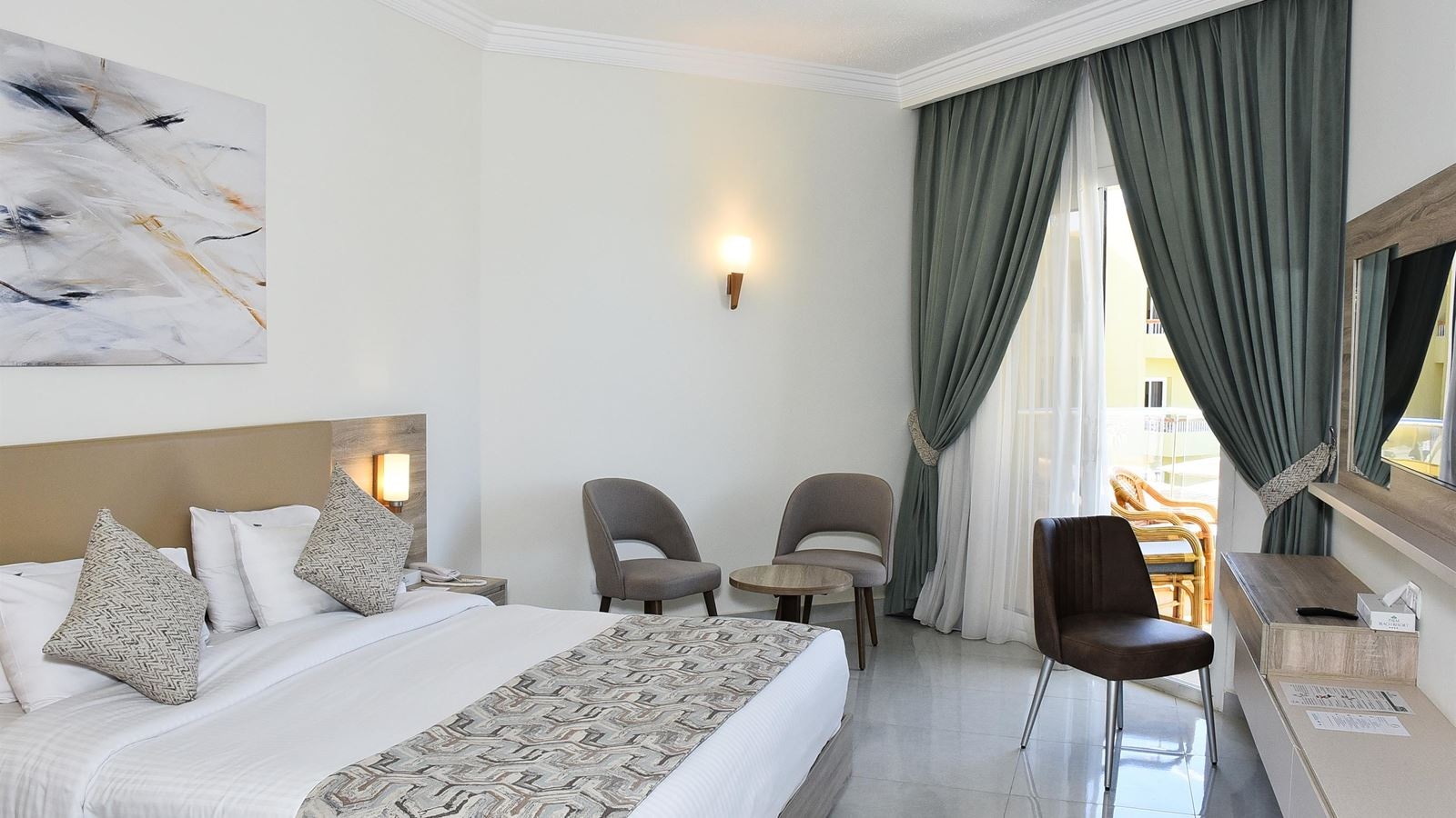 rooms-family-pool-view