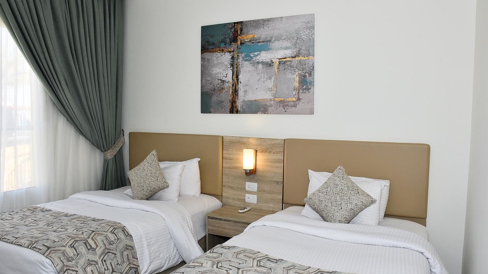 rooms-family-pool-view