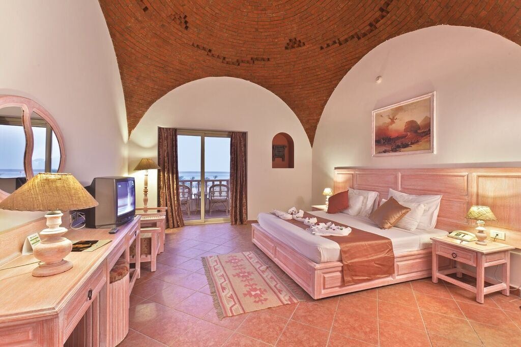 rooms-standard-pool-view