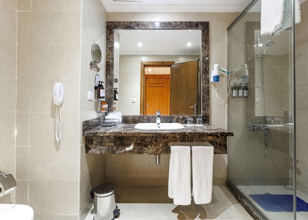 rooms-family-room-city-view