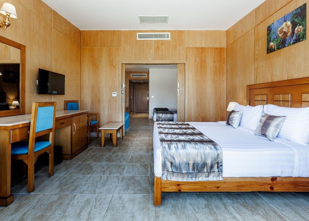 rooms-superior-family-room-garden-or-side-sea-view