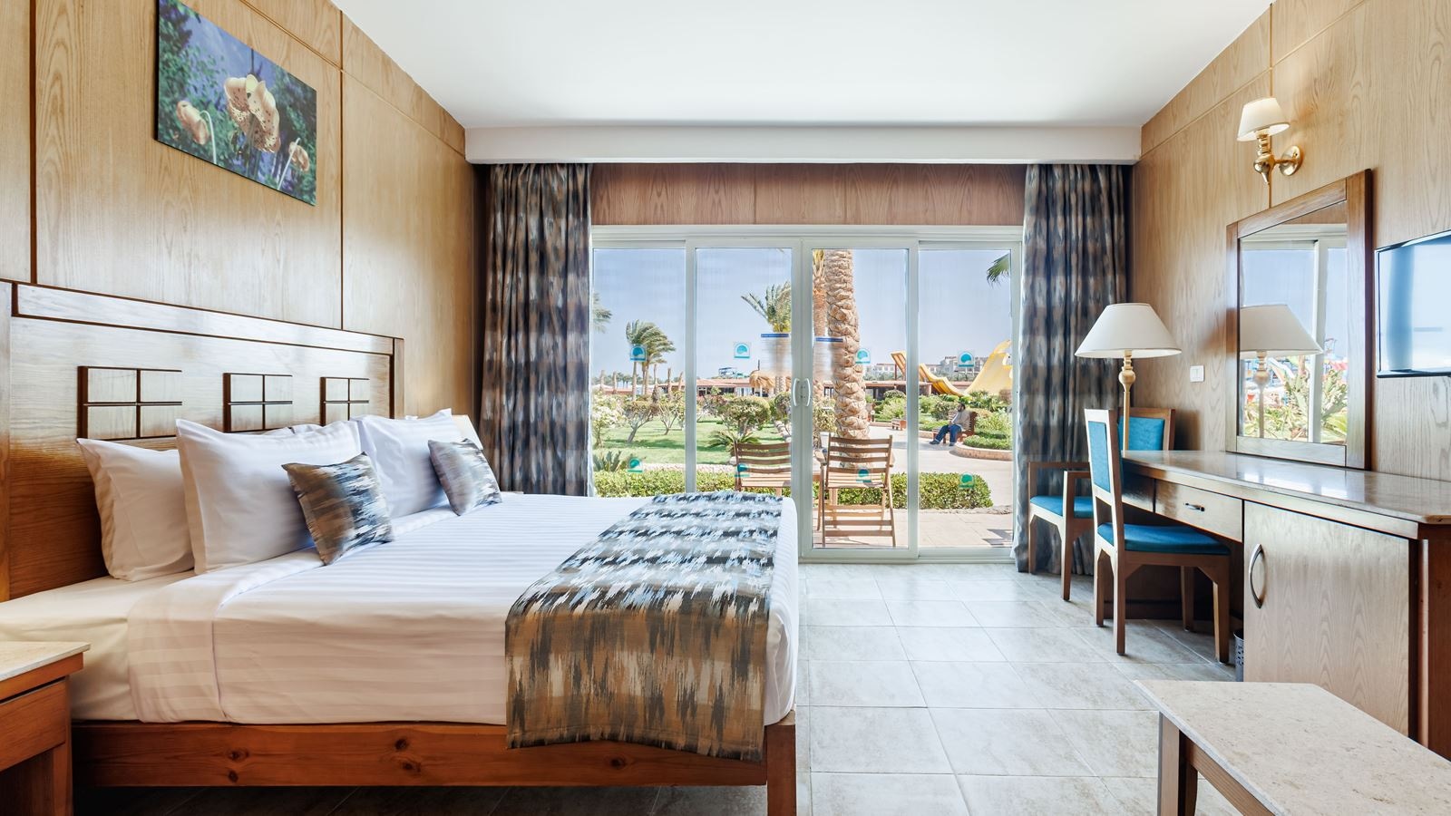 rooms-superior-family-suite-pool-view