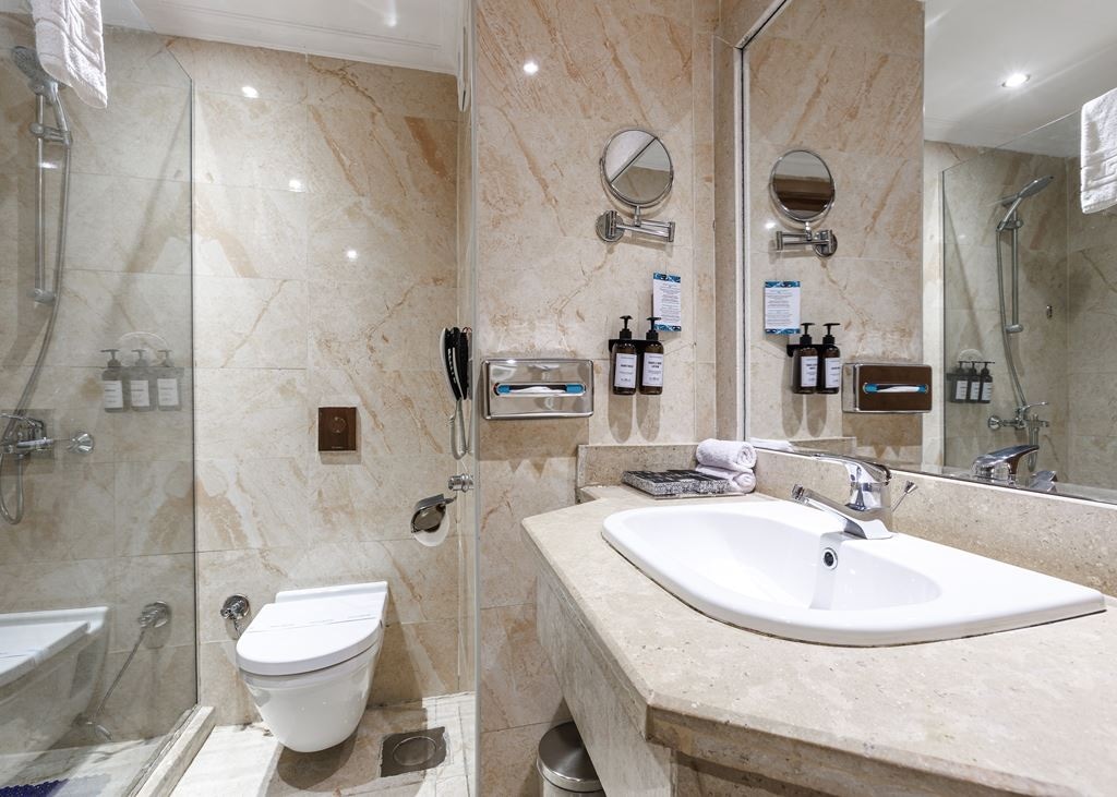 rooms-standard-room-back--pool--partial-sea-view