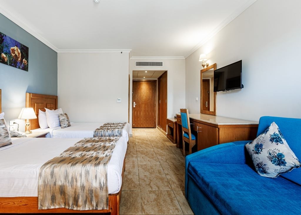 rooms-standard-room-back--pool--partial-sea-view