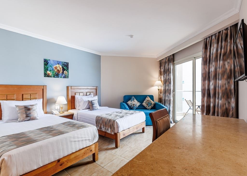 rooms-standard-room-back--pool--partial-sea-view