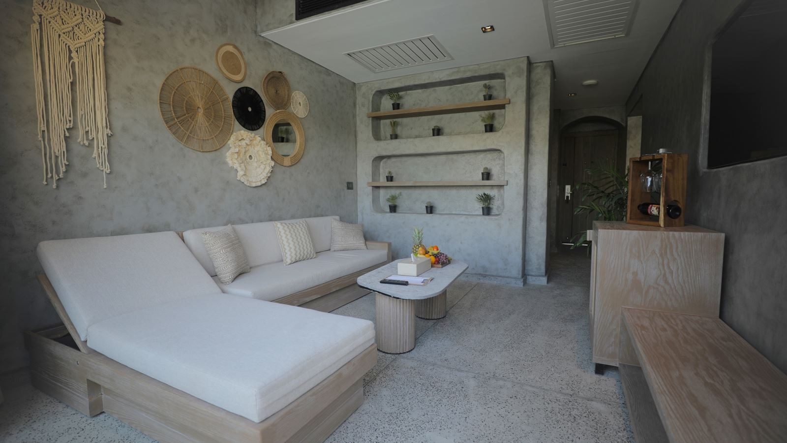 rooms-executive-pool-suite-partial-sea-view