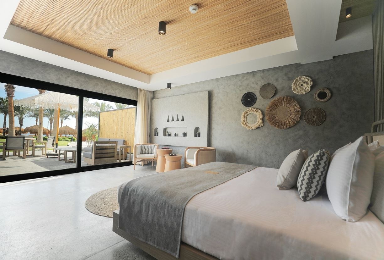 rooms-executive-jacuzzi--pool-suite-partial-sea-view