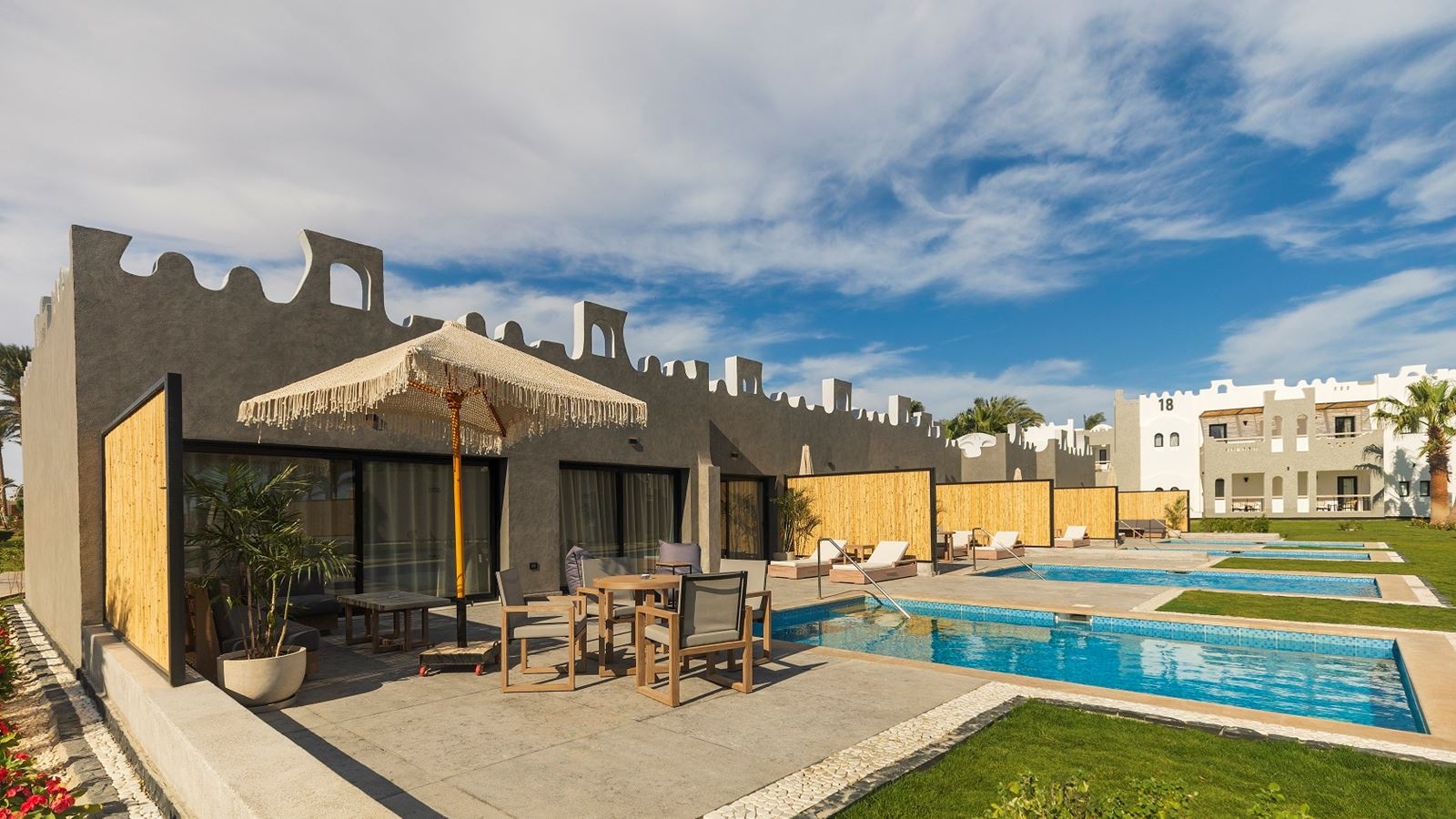 rooms-executive-jacuzzi--pool-suite-partial-sea-view