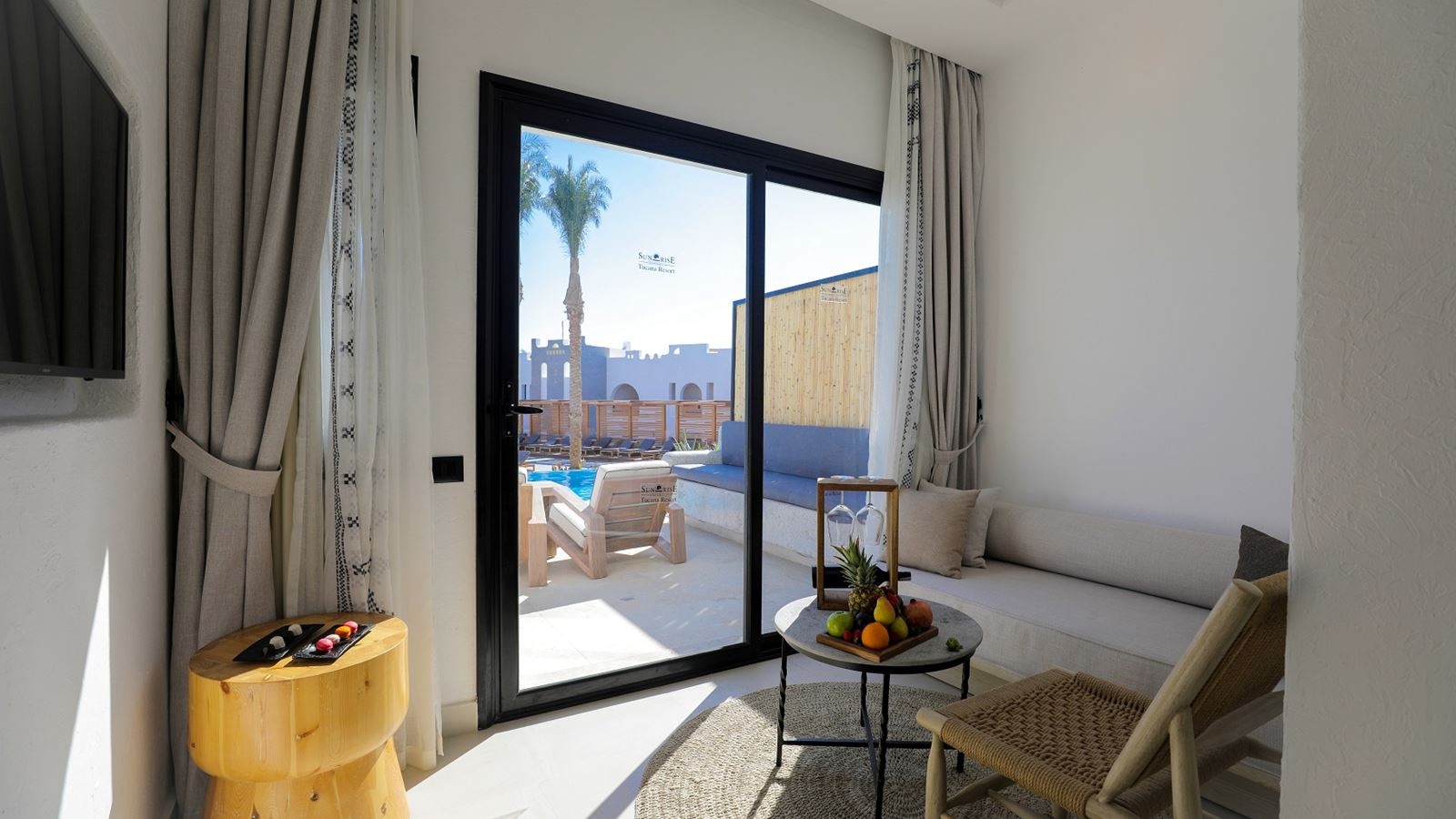 rooms-junior-swim-up-suite