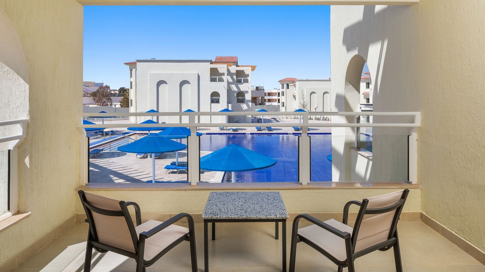 rooms-room-deluxe-pool-view