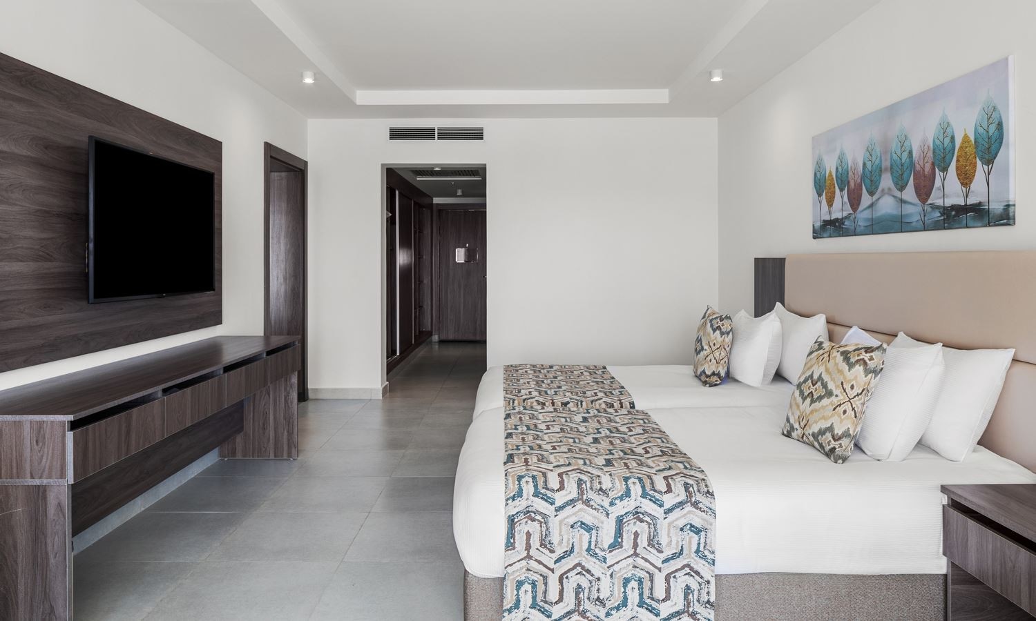 rooms-splash-room-pool-view